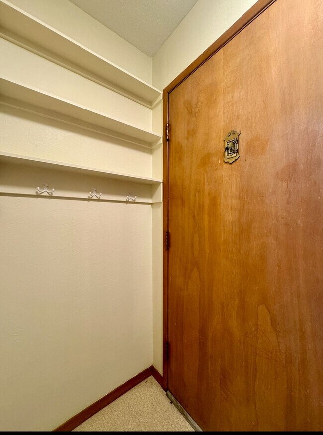 Building Photo - Vintage Irvington Top Floor 2 Bed~ Off Str...