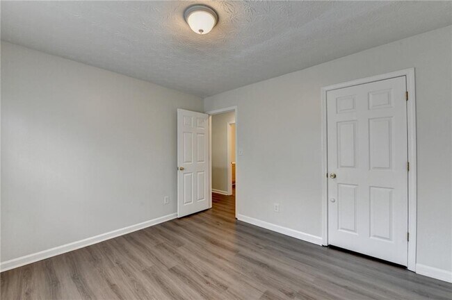 Building Photo - 6670 Island Pointe Dr