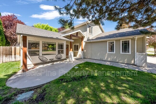 Building Photo - 1127 N Echohawk Way