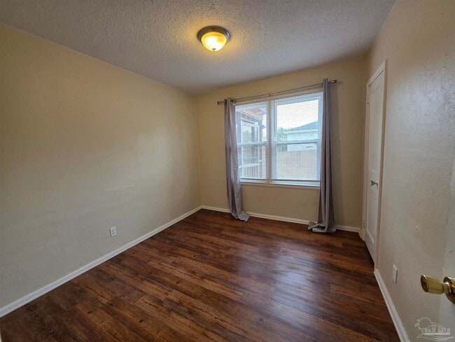 Building Photo - 203 SE Syrcle Dr