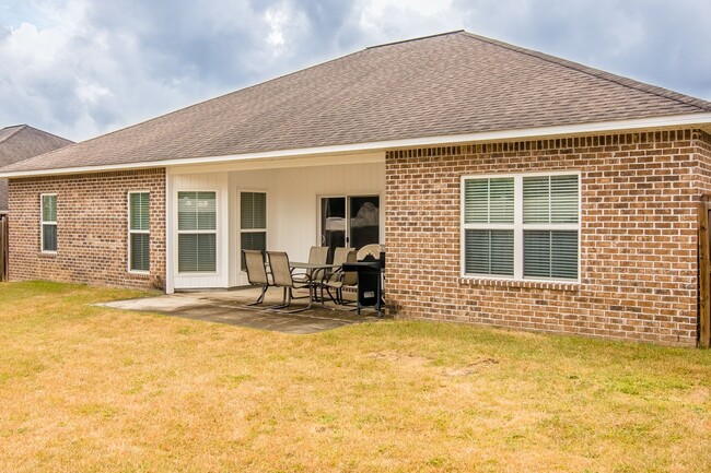 Building Photo - 4 bedroom / 3 bath in Crestview. SOUTH of ...