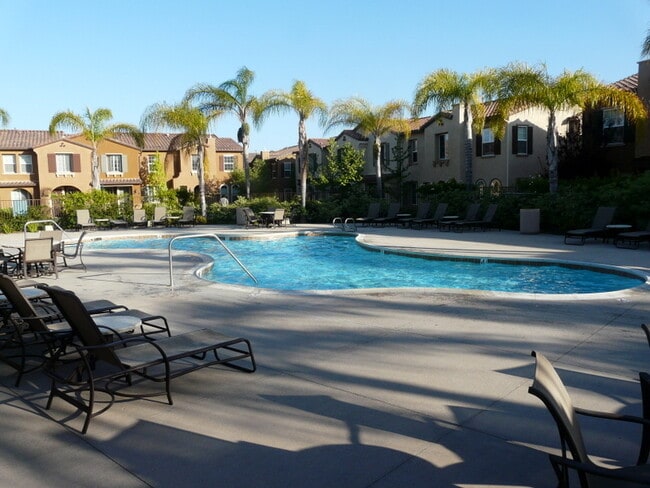 Building Photo - Beautiful, Must See 3 Bed, 2.5 Bath Town H...