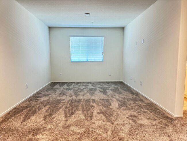 Building Photo - Newly built 5 + 3 With Solar! $4000/Month