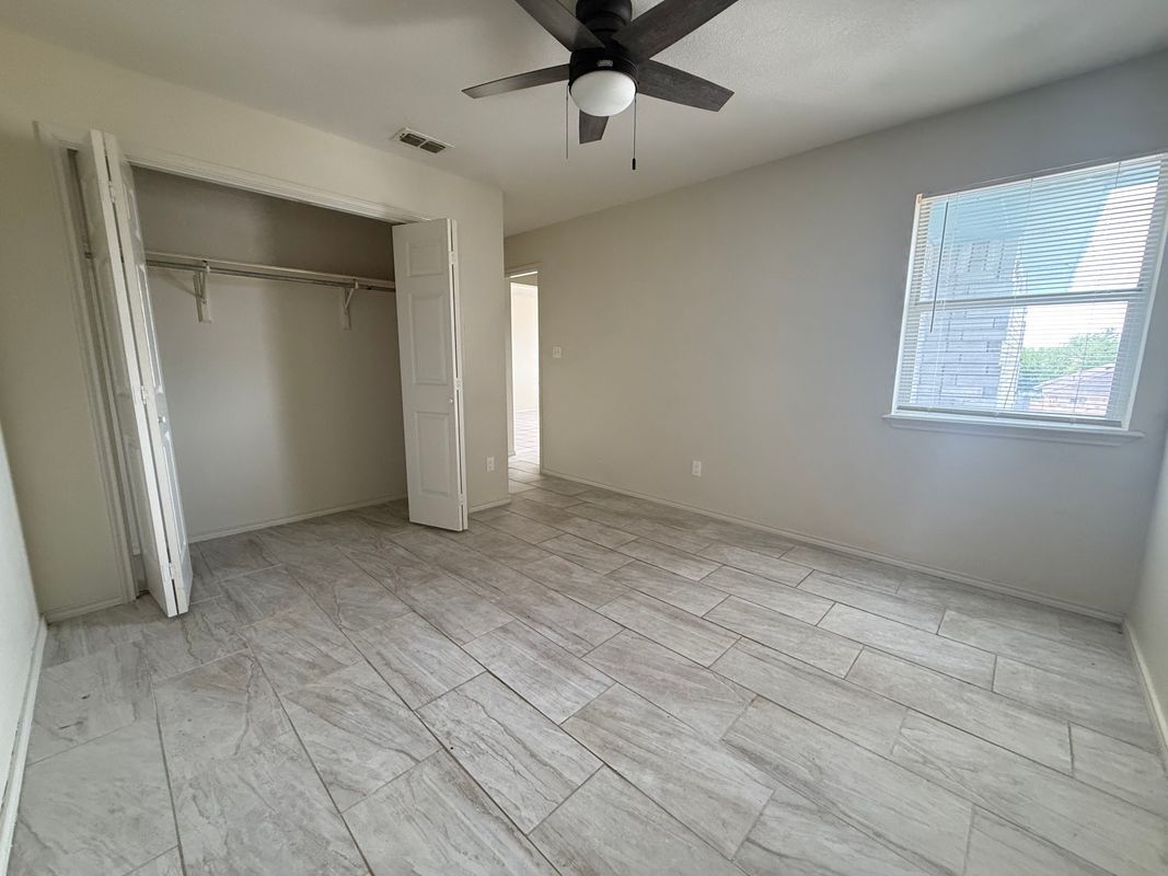 Building Photo - 1802 Oasis Dr