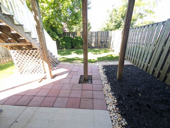 Building Photo - 3 Level End Unit townhouse available mid O...