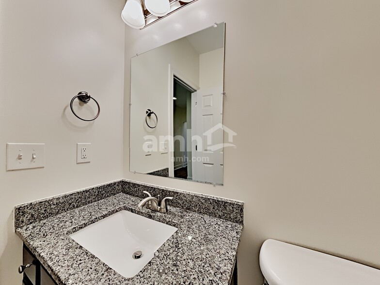 Building Photo - 305 Fernwood Ln