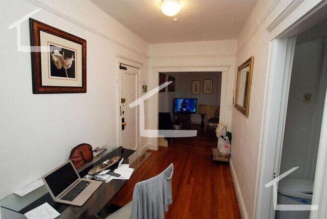 Building Photo - Cleveland Circle two bedroom