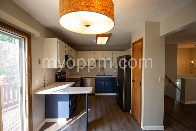 Building Photo - Spacious Omaha Home