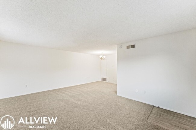 Building Photo - Charming 2-Bedroom Home Steps from Los Rios District