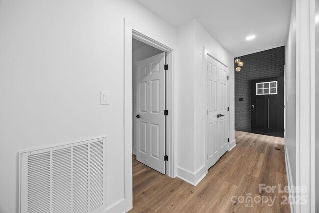 Building Photo - 8625 Cedarbrook Dr