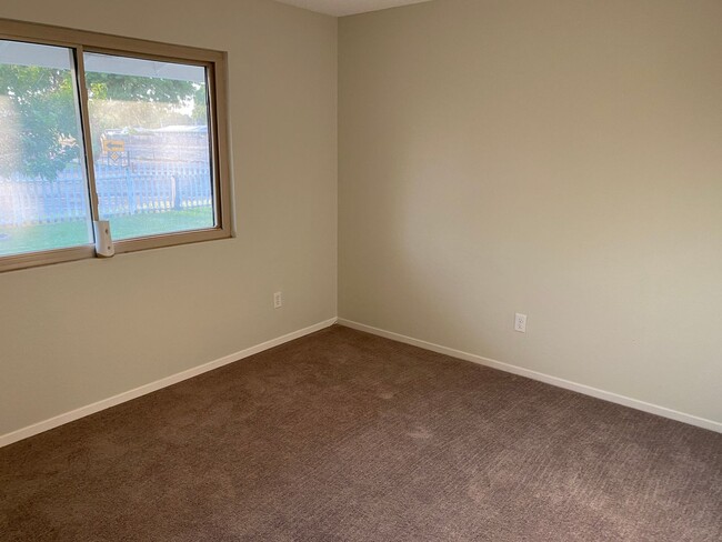 Building Photo - 3 bedroom home with large living room on a...