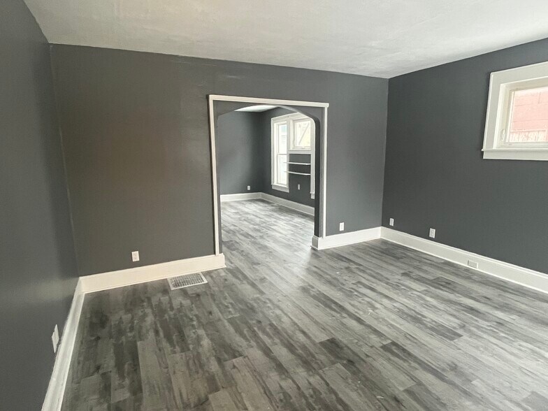 Building Photo - 313 E 7th St