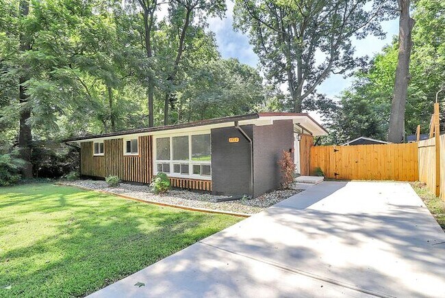 Building Photo - Beautifully Renovated 3BD/1BA Ranch in Sen...