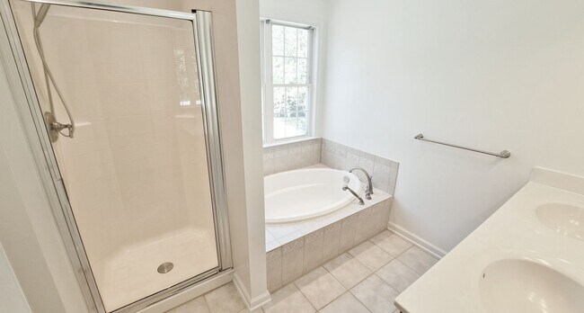 Building Photo - 3 Bed / 2 Full and 2 Half Bath Single Family Townhome