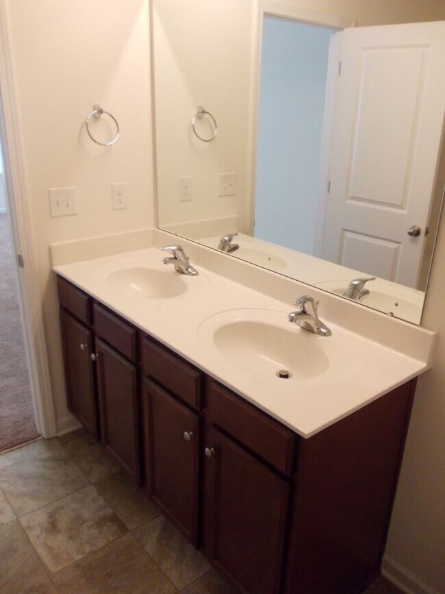 Building Photo - 2528 Walnut Forest Dr