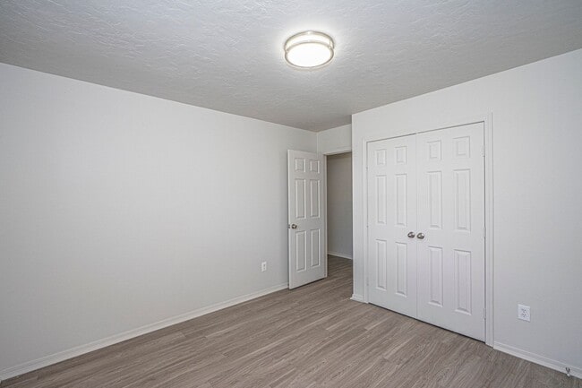 Building Photo - Corner-Lot 3Bedroom Charmer in Yukon with Fireplace & Enclosed Patio!