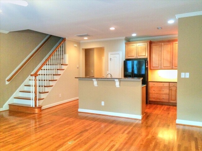Building Photo - Beautiful 3 Bedroom / 2.5 Bathroom Townhome - Available End of June!