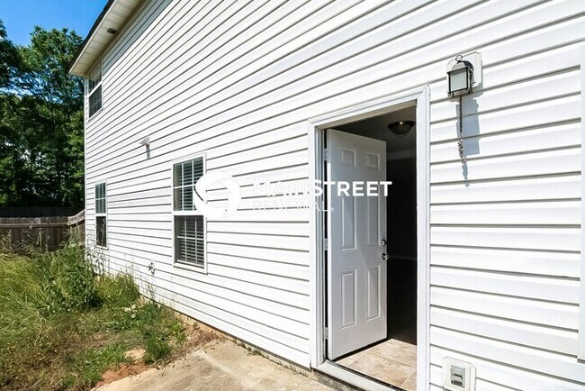 Building Photo - 4 Bedroom Pet-Friendly Home in Hampton, GA with Main Street Renewal