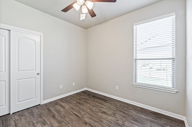Building Photo - 1030 Lakeway Crossing Dr
