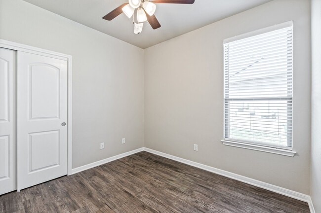 Building Photo - 1204 Grand Oak Trail