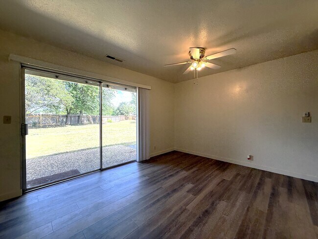 Building Photo - 860 Netters Cir