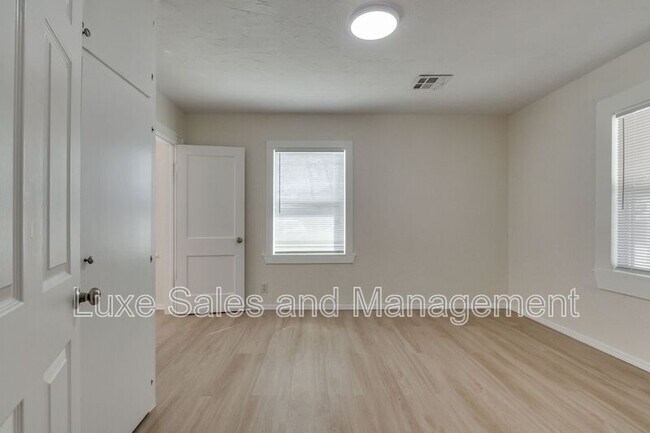 Building Photo - 905 E Rogers St