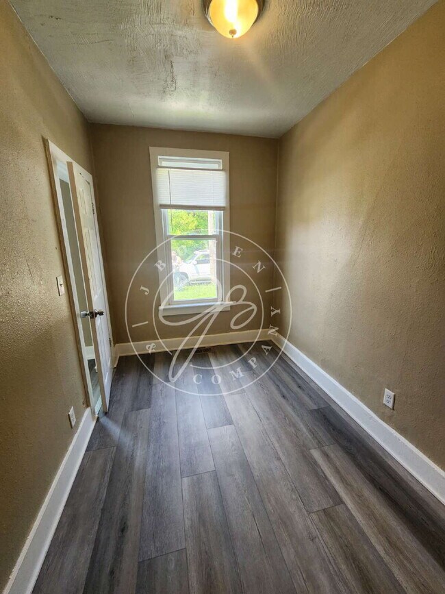 Building Photo - 3 bed 1 bath ready to call home! $400 depo...
