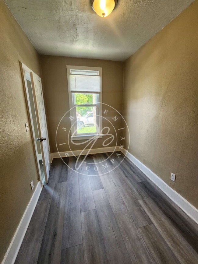 Building Photo - 3 bed 1 bath ready to call home