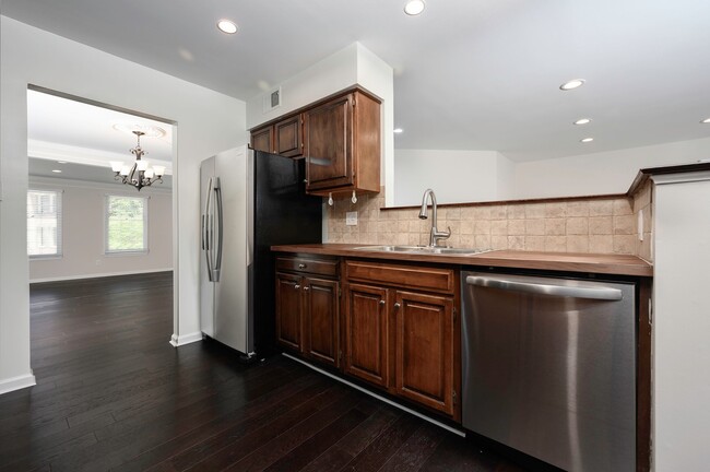 Building Photo - Spacious Bright and Beautiful End Unit Tow...