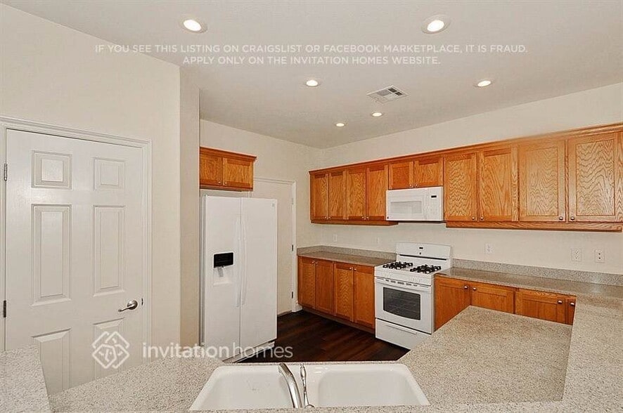 Building Photo - 6685 Aviston St