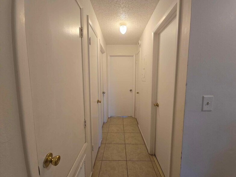 Building Photo - 419 Banana Cay Dr