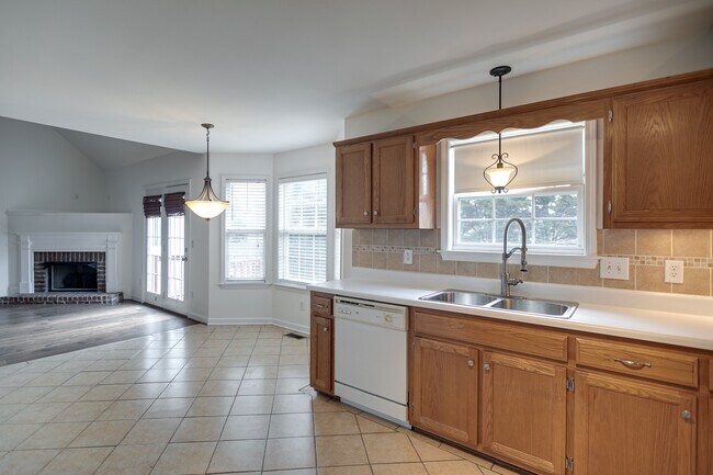 Building Photo - 1105 McDonough Cir