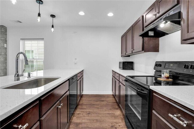 Building Photo - Modern 4 Bedroom South Savannah Home with ...
