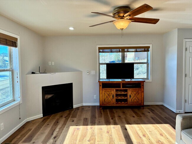 Primary Photo - 1009 Forrest Dr