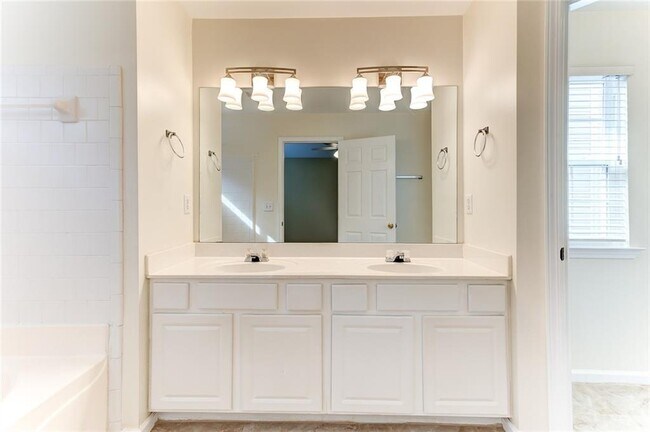 Building Photo - 4028 Oak Glenn Dr