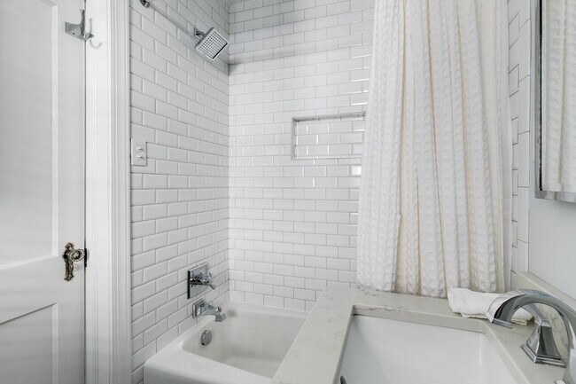 Building Photo - 5000 Bromley Ln