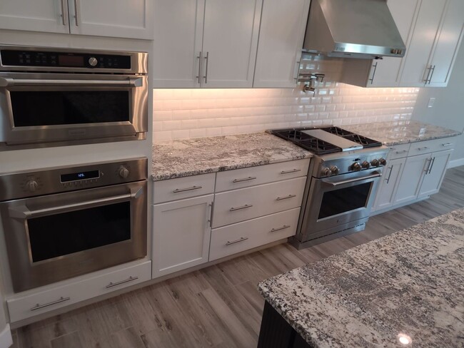 Building Photo - Pristine Luxury Rental: Stunning 4-Bed, 2....