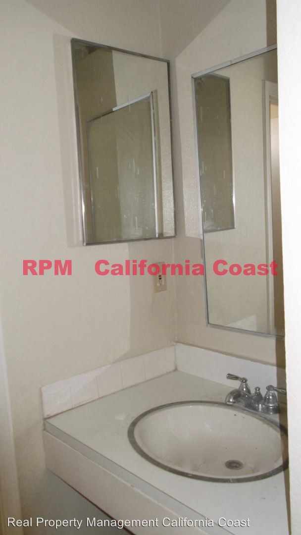 Building Photo - 4831 Santa Ana St