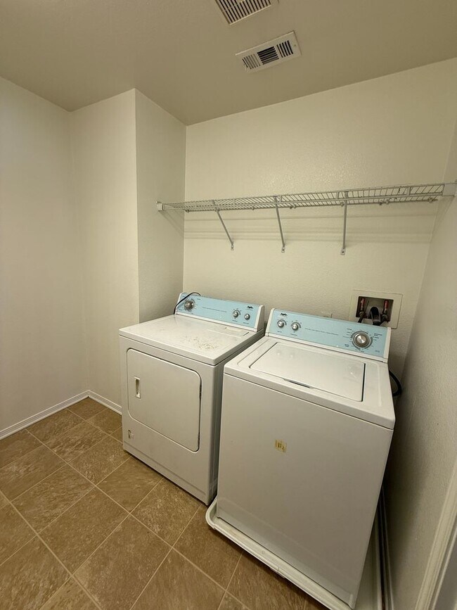Building Photo - Beautiful 4 Bedroom, 2 1/2 Bathroom Townho...
