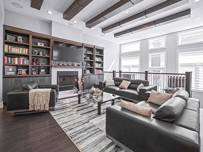 Building Photo - "Spacious 5-Bedroom Gem with 3 Full Baths in the Heart of Chicago – 4,200 Sq Ft of Comfort and St...