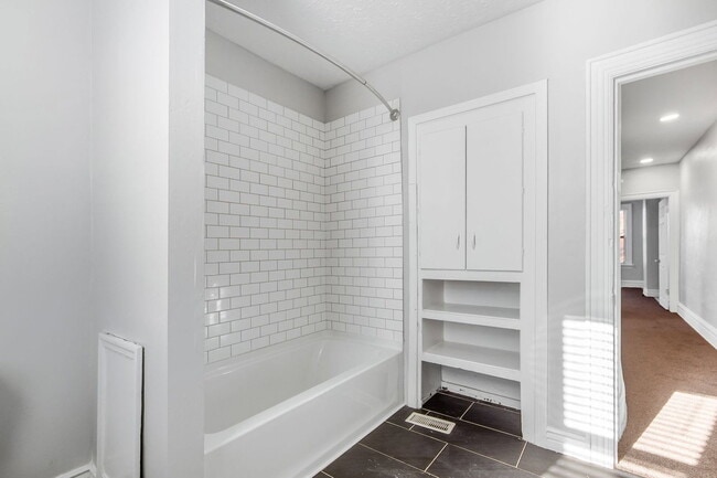 Building Photo - 415 E Mithoff St