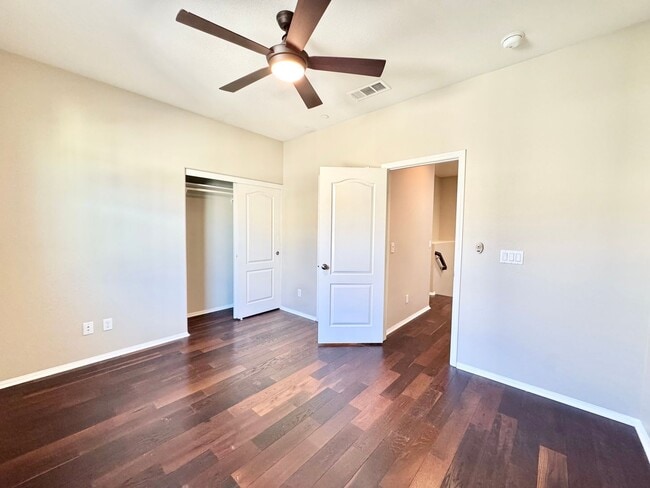 Building Photo - Newer Built Townhome with Solar in Gated Community! Pet-Friendly!