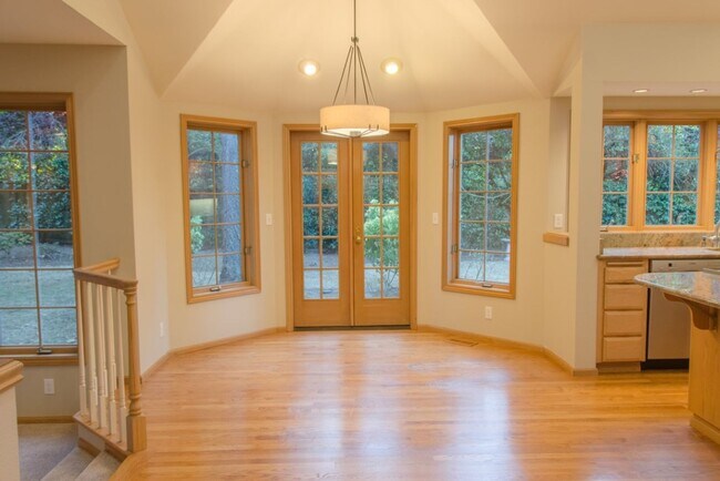 Building Photo - 5Bd/2.75Ba Mercer Island House