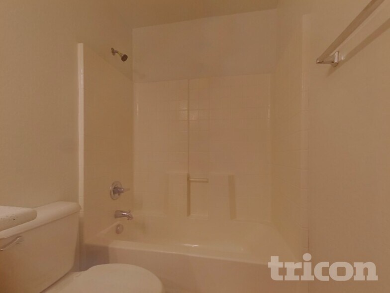 Building Photo - 25841 W Valley View Dr