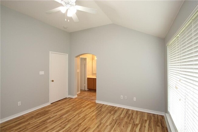Building Photo - 613 Runners Ridge