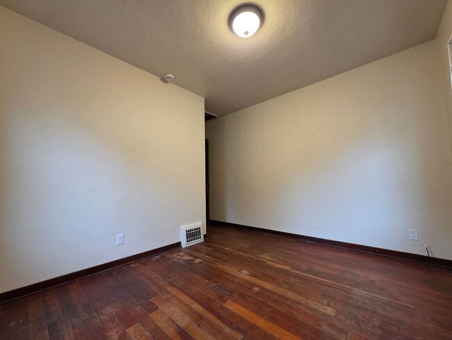 Building Photo - Charming 2 Bedroom 1 Bath Single Family Home-Available Now!