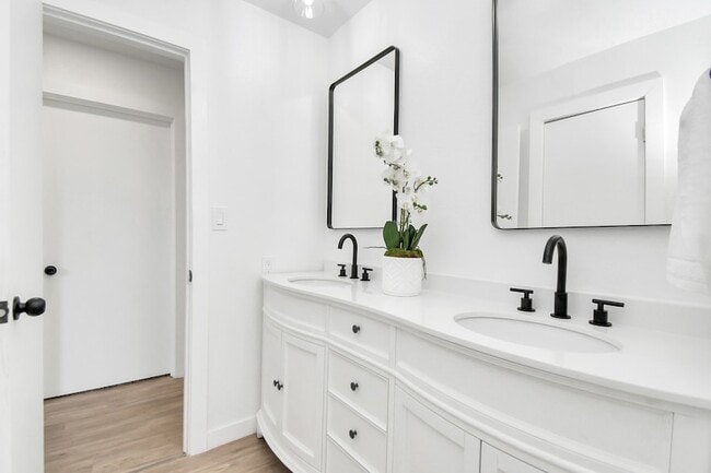 Building Photo - 9912 Cardinal St