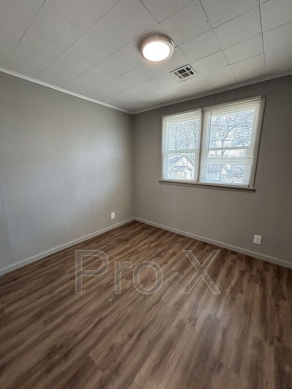 Building Photo - 304 E Park St