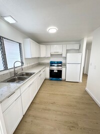 Building Photo - Newly renovated 3 bed, 2 bath w/ 2 parking...