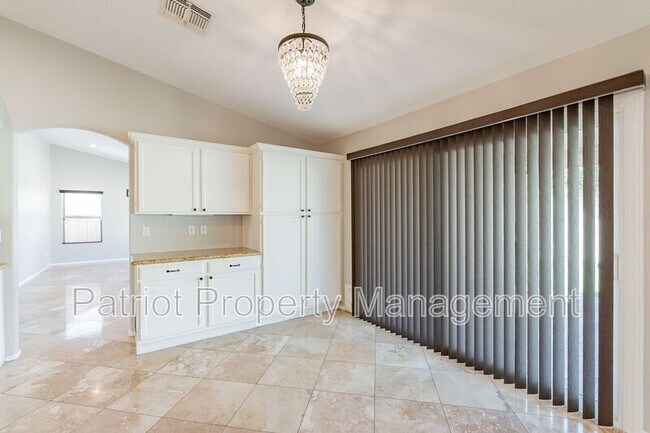 Building Photo - 4704 E Villa Maria Dr